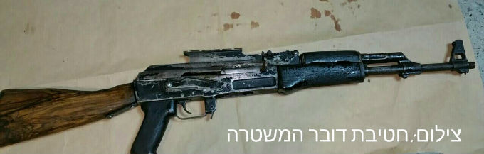 الشرطة تداهم منزل وتضبط اسلحة وتعتقل رب الاسره وابنه